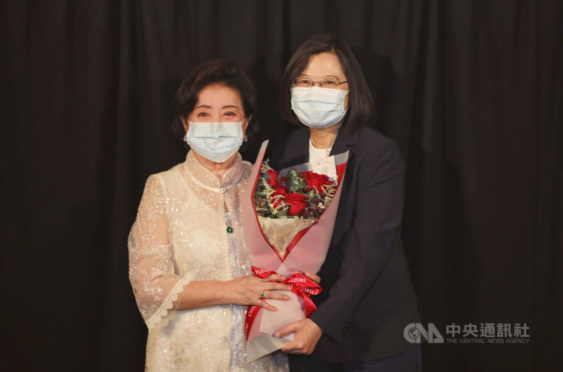 總統兼民進黨主席蔡英文(右)26日包場觀賞電影「孤味」,讚女主角陳淑芳(左)是國寶,也是國民阿嬤。(民進黨提供)中央社記者葉素萍傳真 109年11月26日