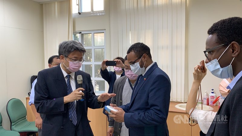 索馬利蘭駐台代表穆姆德(Mohamed Omar Hagi Mohamoud)(右2)26日參訪桃園療養院,聽取遠端醫療相關介紹。中央社記者葉臻攝 109年11月26日