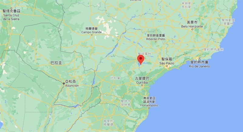 綜合外媒報導，一輛巴士停在州府聖保羅西方約350公里的塔瓜伊市（紅標處）附近；公路上散落玻璃碎片、毀損的巴士座椅與車體殘骸。（圖取自Google地圖網頁google.com.tw/maps）