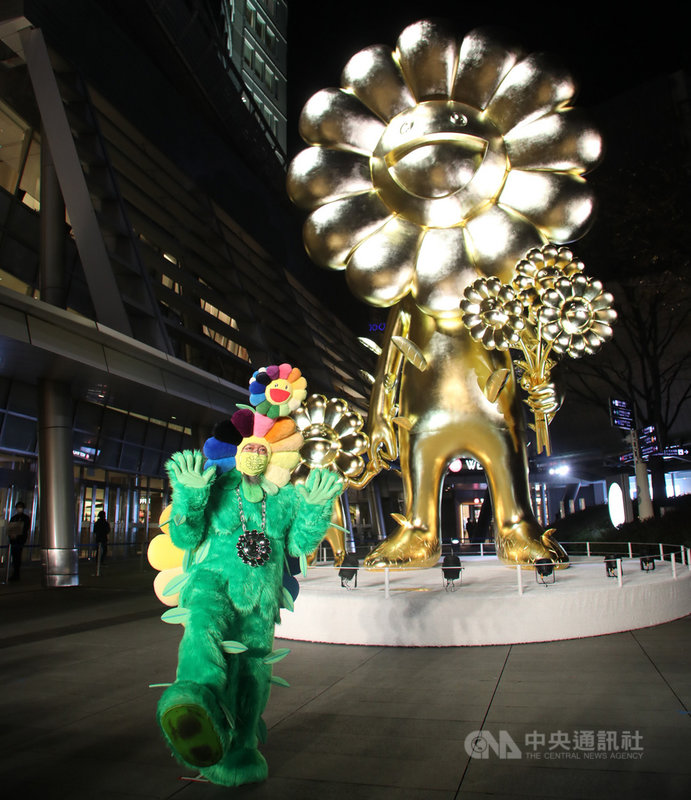 花花親子 大型金色雕刻村上隆盼帶給人希望 文化 中央社cna
