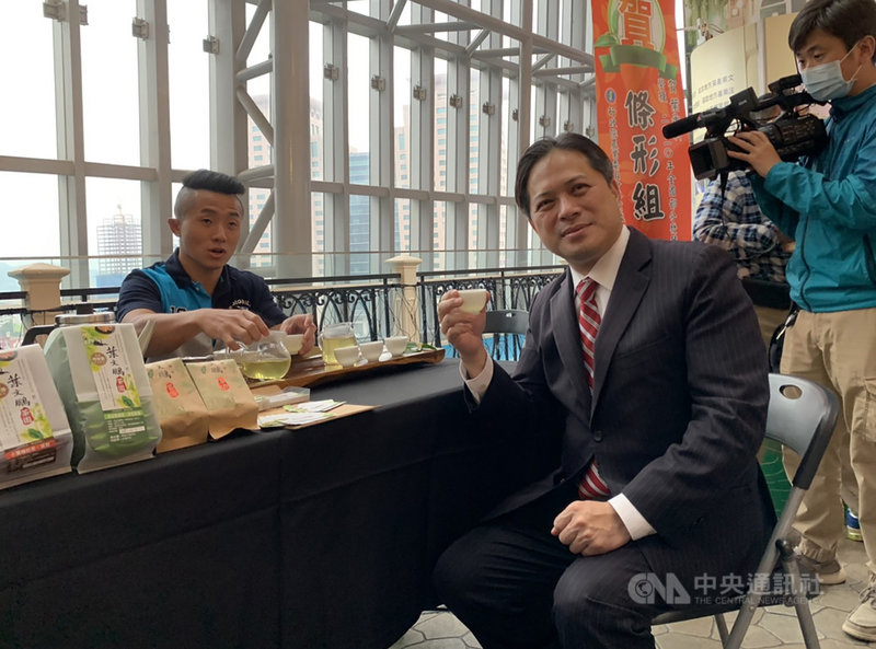 新北市蟬聯全國製茶技術競賽冠軍10年,27日起在板橋區舉辦互動式十冠茶特展,副市長吳明機(前右)前往參觀,品嚐冠軍茶時頻頻誇獎「好香」。中央社記者沈佩瑤攝 109年11月27日