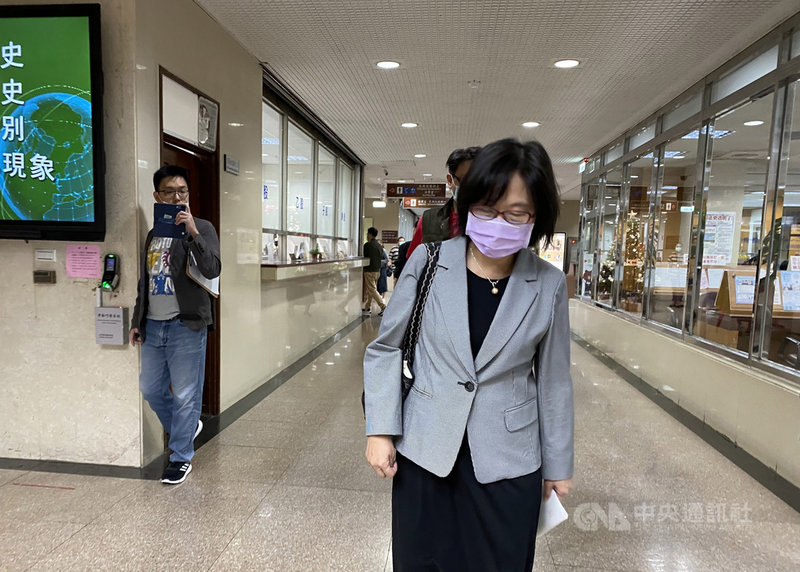 台北地方法院審理立委涉收賄案,27日傳喚經濟部商業司長李鎂(前)作證。李鎂表示,國民黨立委廖國棟與民進黨立委蘇震清特別關心太流增資案。印象中陳超明與梁文一並未關心此案。中央社記者林長順攝 109年11月27日