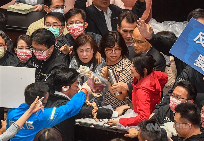 行政院長蘇貞昌27日第13度赴立法院施政報告,國民黨團仍祭出杯葛手段阻擋,朝野立委爆發推擠,國民黨立委朝台上丟豬皮與內臟。中央社記者鄭清元攝 109年11月27日
