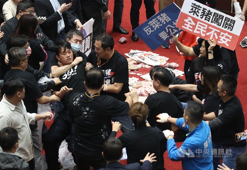 行政院長蘇貞昌27日第13度赴立法院提出施政報告並備質詢,台灣基進立委陳柏惟(中左2)與國民黨立院黨團總召林為洲(中左3)等人發生肢體衝突。中央社記者張新偉攝 109年11月27日