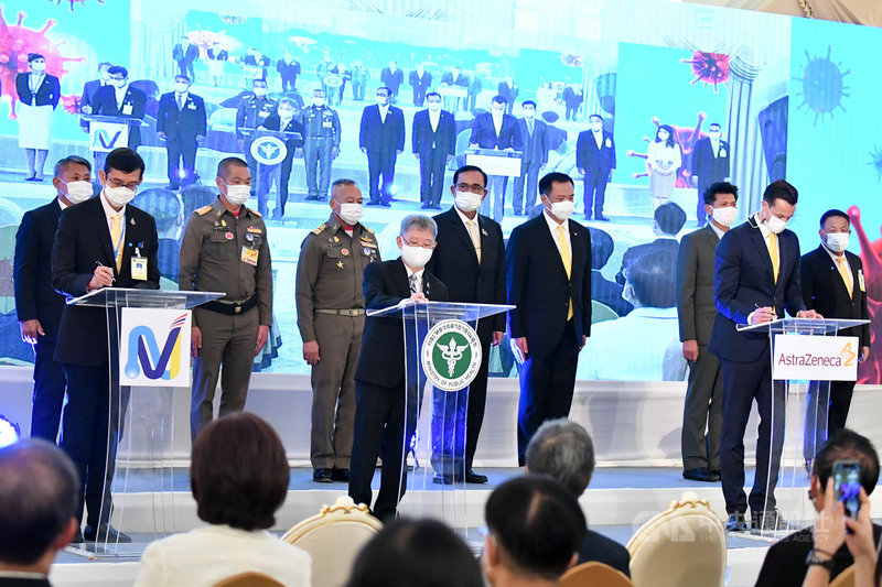 泰國公共衛生部轄下的國家疫苗研究院27日在總理府內和英國製藥公司阿斯特捷利康(AstraZeneca)簽約,由總理帕拉育見證簽約儀式。(泰國總理府提供)中央社記者呂欣憓曼谷傳真 109年11月27日