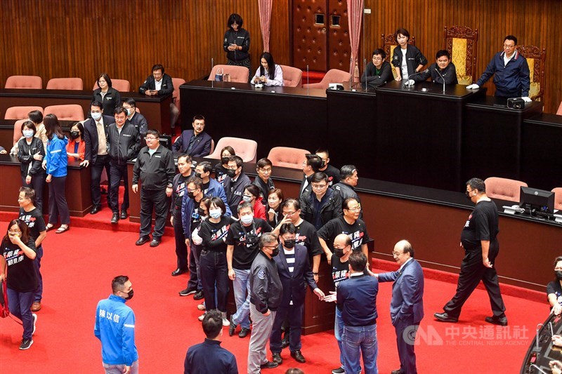 行政院長蘇貞昌27日將第13度赴立法院施政報告,上午7點議場開門後,民進黨立委搶先占領主席台、發言台及官員席等,國民黨立委則圍繞發言台。中央社記者鄭清元攝 109年11月27日