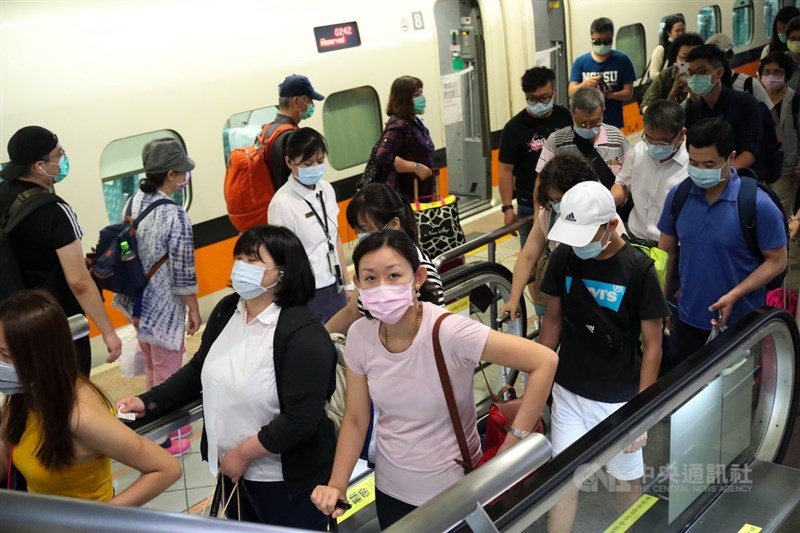 台灣高鐵27日宣布,12月1日起旅客進入高鐵車站(含車站大廳、售票處等非付費區)時,即須佩戴口罩。(中央社檔案照片)