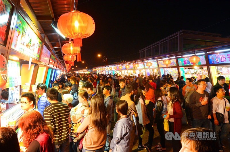交通部觀光局27日表示,補助旅行業於冬季包裝團體旅遊,旅遊天數應為2天1夜以上,每團獎助新台幣1.5萬元。圖為花蓮彩虹觀光夜市。(中央社檔案照片)