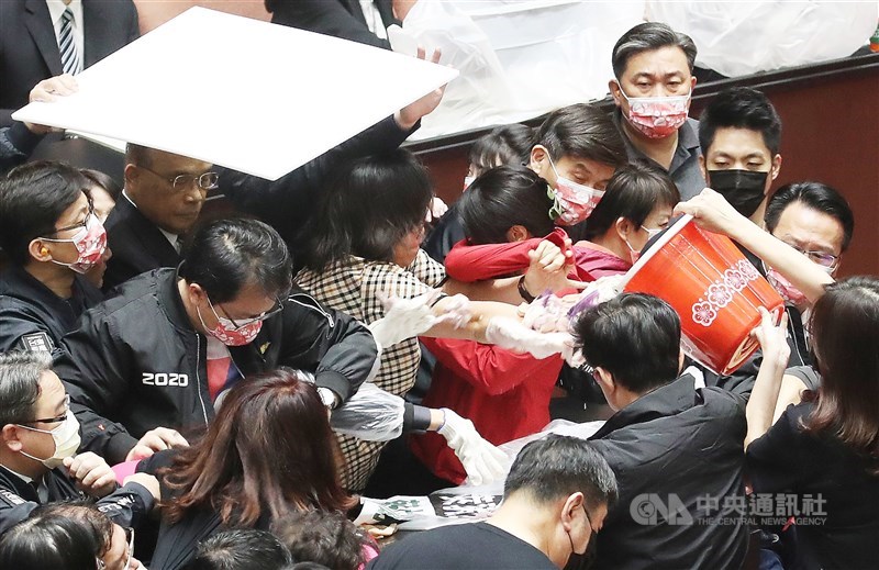 行政院長蘇貞昌27日第13度赴立法院進行施政報告並備質詢,民進黨立委27日護衛蘇貞昌(後左2)上台報告,報告時有國民黨立委向主席台倒動物內臟,阻擋施政報告。中央社記者張新偉攝 109年11月27日