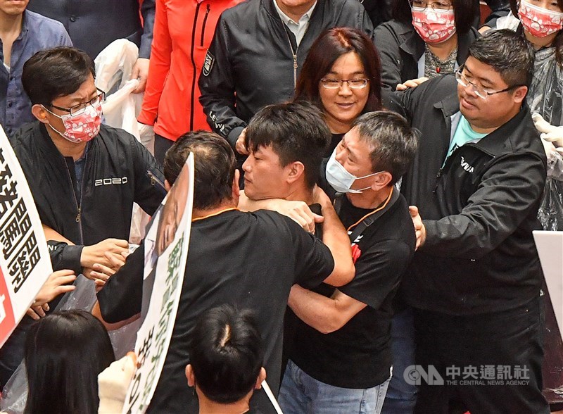 行政院長蘇貞昌27日第13度赴立法院施政報告,國民黨團仍祭出杯葛手段阻擋,朝野爆發推擠,現場並丟起豬皮與內臟,一片混亂,國民黨立法院黨團總召林為洲(前中右)從背後勒住台灣基進立委陳柏惟(前中)。中央社記者鄭清元攝 109年11月27日