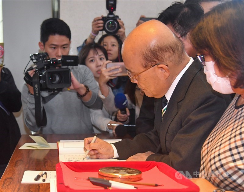 行政院長蘇貞昌(右2)27日第13度赴立法院施政報告並備詢,在大批媒體及民進黨立委護送下,進入議場簽到。中央社記者鄭清元攝 109年11月27日