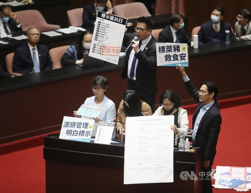 行政院長蘇貞昌27日赴立法院進行施政報告並備質詢。質詢時國民黨立委在旁高喊蘇貞昌下台,台灣民眾黨立委邱臣遠(持麥克風者)站在椅子上質詢。中央社記者張新偉攝 109年11月27日