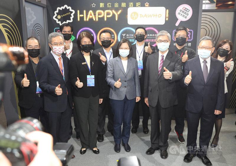 總統蔡英文(前中)28日下午到台北世貿一館參訪「2020台北.金融博覽會」與財政部長蘇建榮(前右)、金管會主委黃天牧(前右2)等人一同參觀攤位。中央社記者張新偉攝 109年11月28日