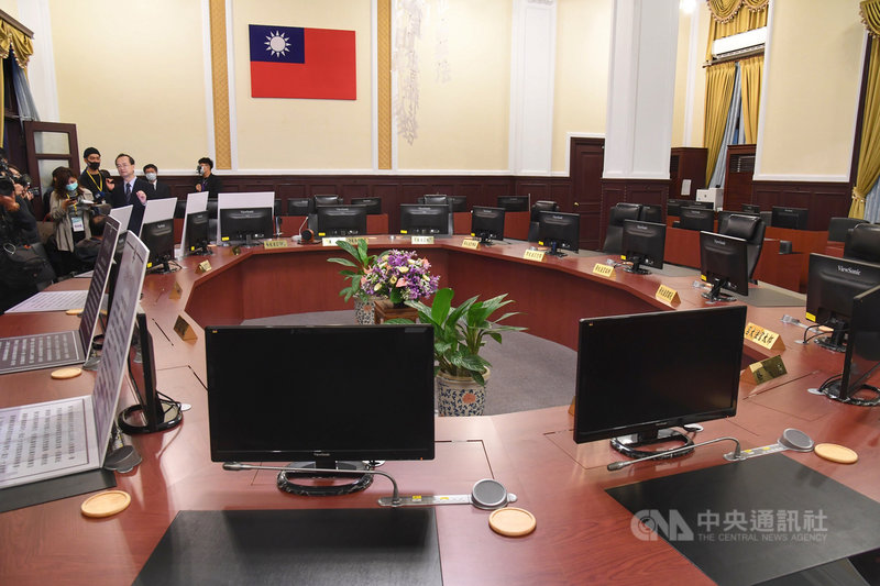 司法院今年首次與「打開台北」(Open House Taipei)合作,28日舉辦「打開司法院」活動,邀請民眾自由參觀。圖為大法官會議室。中央社記者王飛華攝 109年11月28日