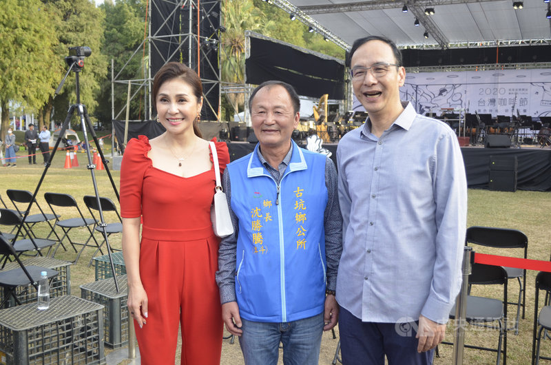 前國民黨主席朱立倫（右）28日在雲林表示，國民黨立委在立院丟豬皮與內臟，是代表民眾表達強烈抗議，是為了民眾，不是為國民黨與立委自身，尊重國民黨團所做努力。中央社記者蔡智明攝  109年11月28日