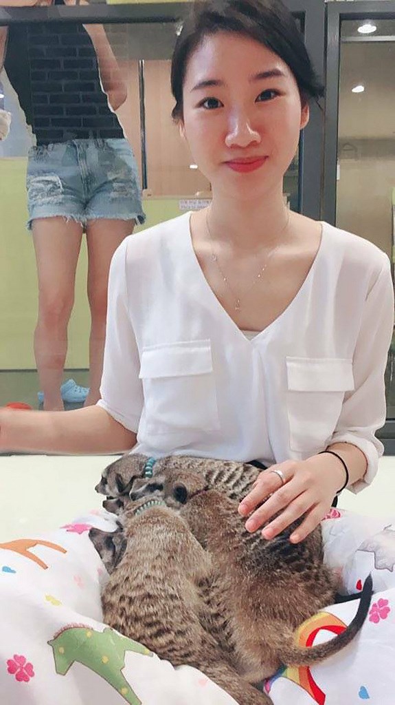 衛福部嘉義醫院麻醉科主任曾慶暉的28歲女兒日前在韓國首爾遭酒駕駕駛闖紅燈撞上身亡,曾慶暉夫婦悲慟不已,為讓韓國政府重視酒駕事件,發起向青瓦台連署提案,盼韓國修法嚴懲酒駕。(曾慶暉提供)