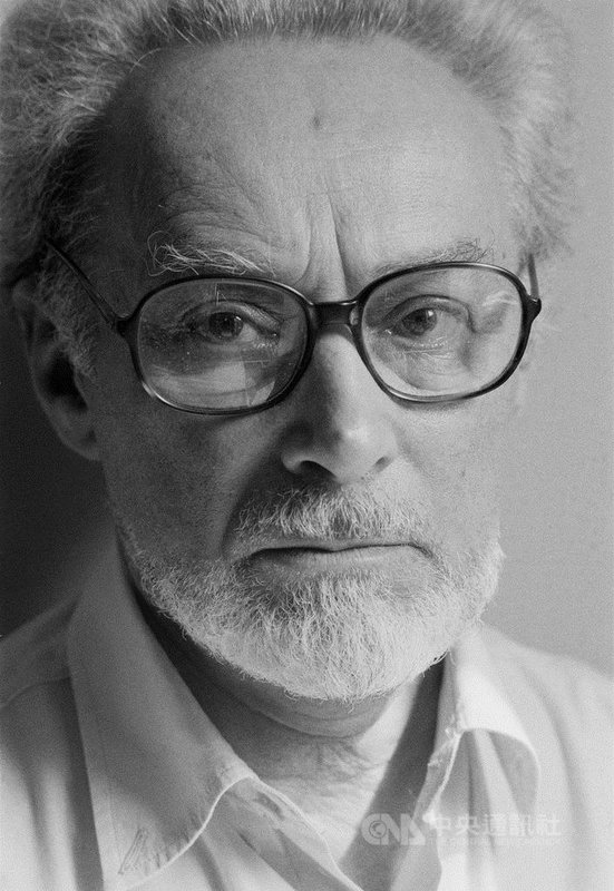 義大利作家普利摩.李維(Primo Levi)作品「滅頂與生還」,透過描寫納粹集中營的記憶,探問極權之惡,如今以義大利文直譯的繁體中文版,12月將在台上市。(時報出版提供,Gianni Giansanti攝)中央社記者陳秉弘傳真 109年11月28日