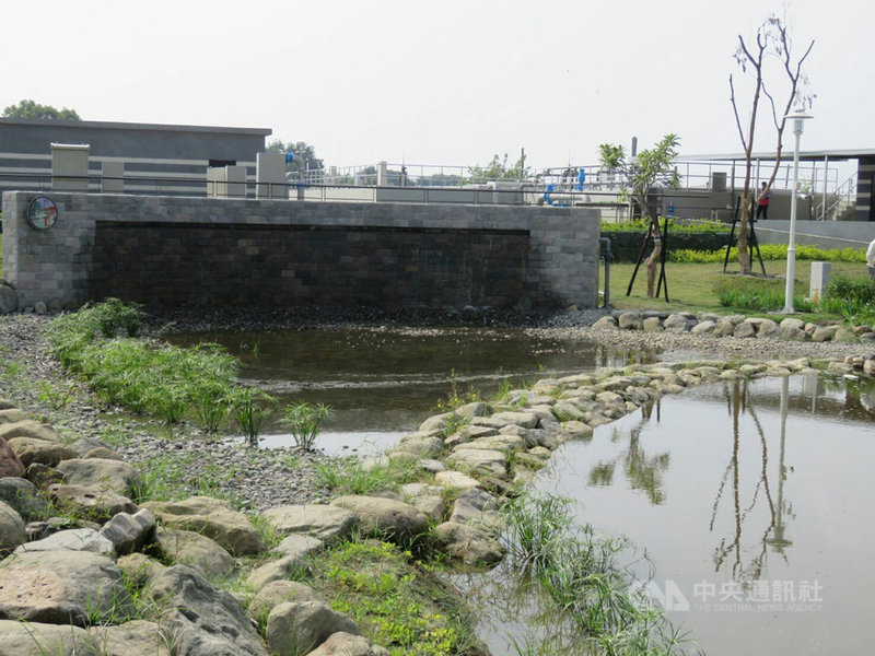 屏東萬丹興化廍排水長期受到民生和畜牧廢水污染,縣府在萬丹鄉設置甘棠水質淨化場,除設置水質處理單元外,也設置景觀公園可供附近民眾遊憩,29日正式運作。(屏東縣政府提供)中央社記者郭芷瑄傳真 109年11月29日