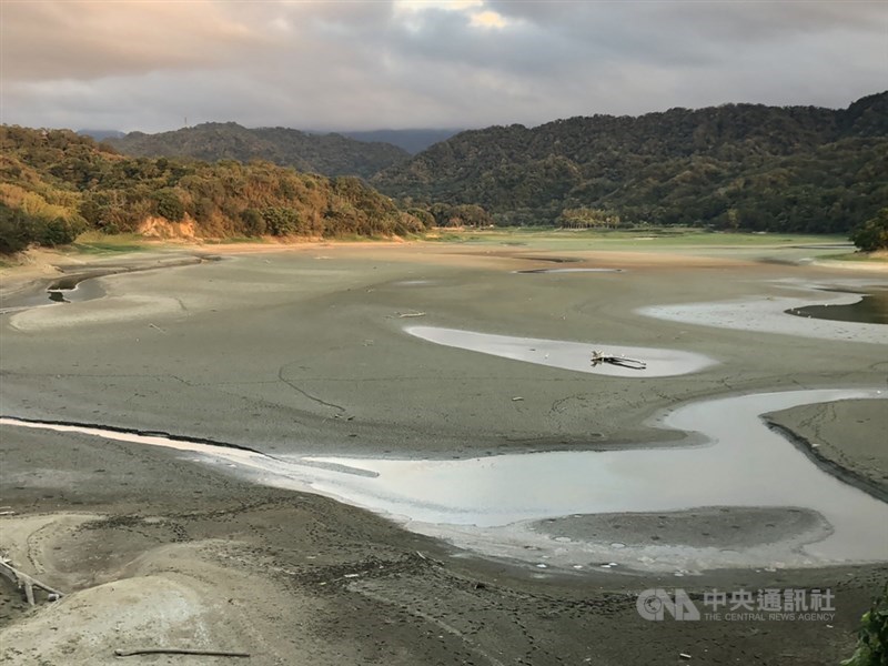 水情吃緊水利署副署長王藝峰表示,已規劃興建苗栗天花湖水庫等3座水庫增加用水。圖為10月13日苗栗明德水庫上游集水區已乾涸成一片沙洲,甚至長出青草。(中央社檔案照片)