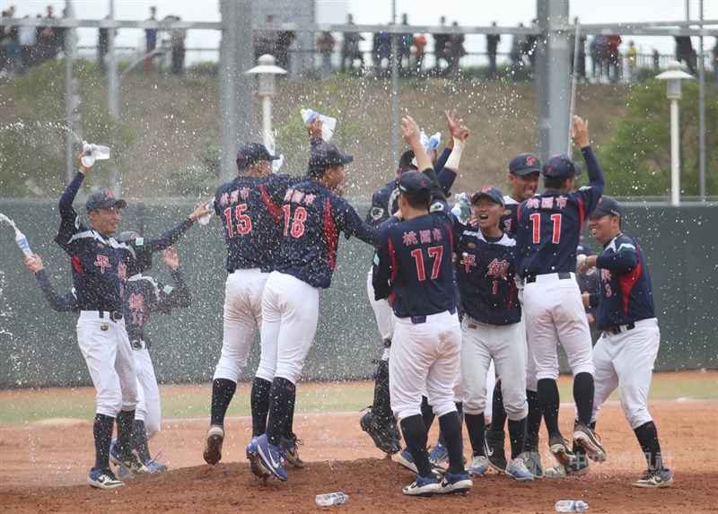 第8屆黑豹旗全國高中棒球大賽29日進行冠軍戰,平鎮高中最終以6比0擊敗穀保家商,奪下冠軍,第2度締造2連霸,為隊史第5冠。賽後全隊衝向場內潑水慶祝。中央社記者張新偉攝 109年11月29日