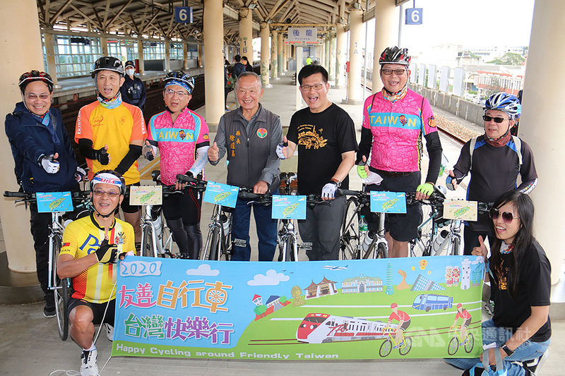 交通部長林佳龍(後右3)29日出席2020友善自行車活動時表示,2021年訂為台灣自行車旅遊年,而台鐵也提供民眾攜帶自行車搭乘服務,方便騎乘旅遊。中央社記者郭宣彣攝 109年11月29日