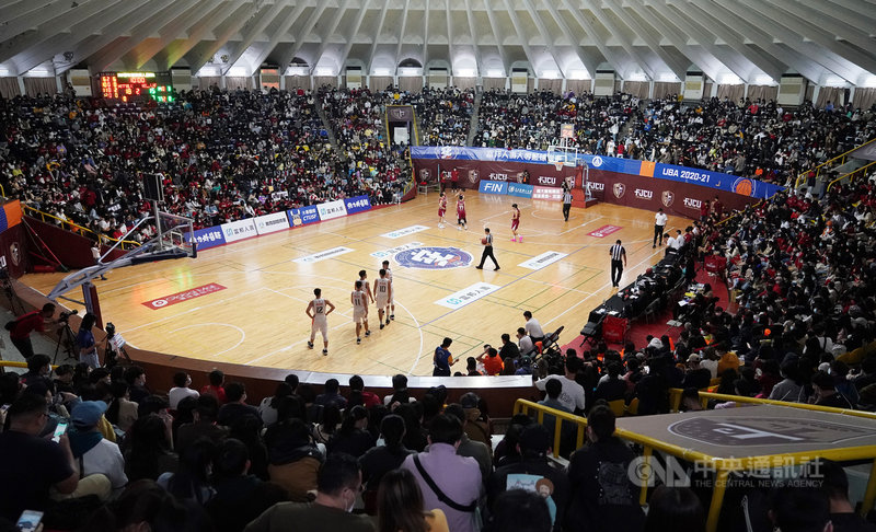109學年度大專籃球聯賽(UBA)男一級第一階段預賽落幕,大專體總29日公布統計,7天共吸引逾3.5萬名球迷進場創新高,較上季成長近5成。(大專體總提供)中央社記者黃巧雯傳真 109年11月29日