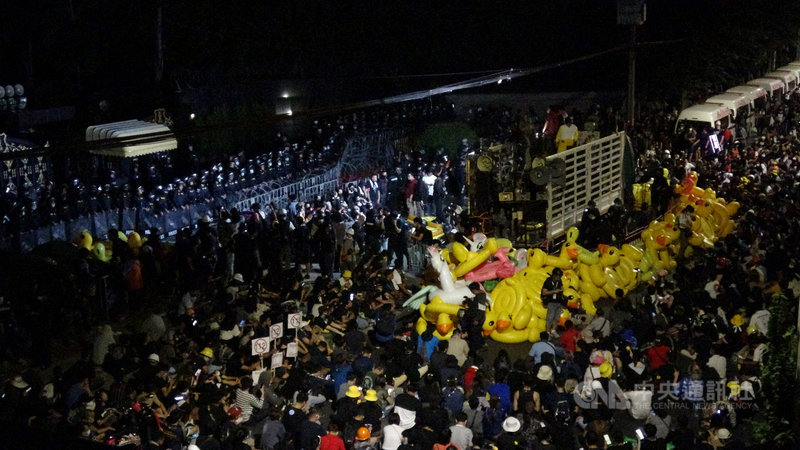 泰國反政府示威人士29日集結在陸軍第11步兵團營區門口,表達反對政變的訴求。圖為抗議人士和營區門口的警方對峙。中央社記者呂欣憓曼谷攝 109年11月29日