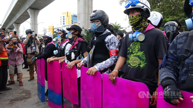 泰國反政府示威人士29日集結在陸軍第11步兵團營區門口,表達反對政變的訴求。圖為抗議人士自組的維持秩序糾察隊。中央社記者呂欣憓曼谷攝 109年11月29日