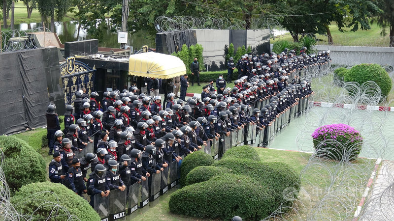 泰國反政府示威人士29日集結在陸軍第11步兵團營區門口,表達反對政變的訴求。圖為警方在營區門口佈下大批警力和鐵絲網。中央社記者呂欣憓曼谷攝 109年11月29日