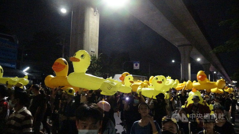 泰國反政府示威人士29日集結在陸軍第11步兵團營區門口,表達反對政變的訴求。圖為抗議人士抬著充氣的小鴨玩偶遊行。中央社記者呂欣憓曼谷攝 109年11月29日