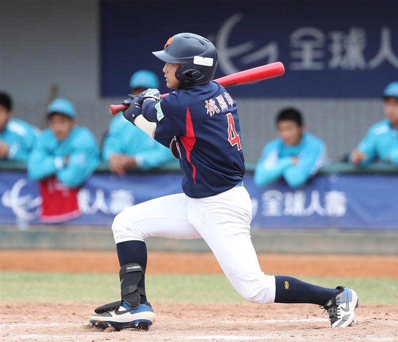 2020第8屆黑豹旗全國高中棒球大賽,平鎮高中29日以6比0擊敗穀保家商奪冠,平鎮開路先鋒黃勇傳(圖)表現關鍵。他坦言,之前低潮了一陣子,自己冷靜下來加上教練幫忙,才調整回來。中央社記者張新偉攝 109年11月29日