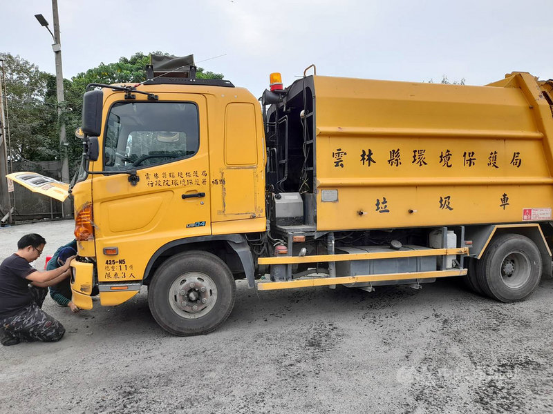 雲林縣林內鄉清潔隊日前火警導致7輛工作車毀損,經維修人員緊急搶修,目前已有一輛垃圾車完成修理,30 日下午重返清運垃圾行列。(林內鄉公所提供)中央社記者姜宜菁傳真 109年11月30日