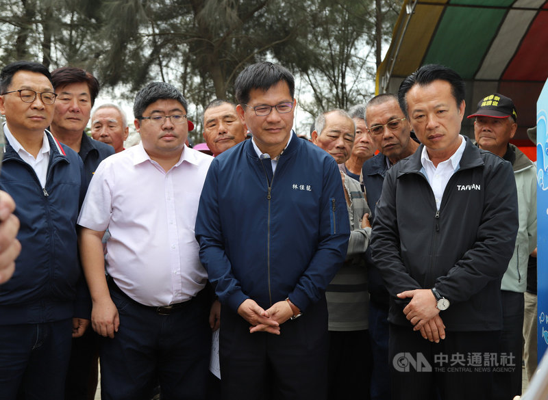 應立法院交通委員會邀請，交通部長林佳龍（前右2）30日至嘉義布袋考察，嘉義縣長翁章梁（前右）、民進黨籍立委陳歐珀（前左）、蔡易餘（前左2）等陪同。中央社記者蔡智明攝  109年11月30日