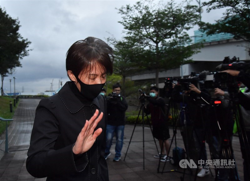 國家通訊傳播委員會(NCC)駁回中天新聞台換照案,中天電視不服,日前向法院聲請假處分,台北高等行政法院30日下午開庭,中天新聞台新聞部總監梁天俠(左)到場旁聽,庭訊結束後離去。中央社記者王飛華攝 109年11月30日