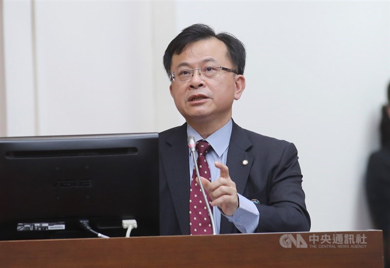 中天新聞台換照遭駁回,向法院聲請假處分;對於立委提問假處分結果出來前,52頻道空頻機率是不是很高?國家通訊傳播委員會(NCC)主委陳耀祥30日在立法院答詢表示,空頻是有可能的,因為不知道假處分要多久才能出來。中央社記者張皓安攝 109年11月30日