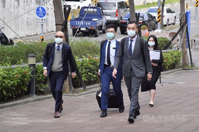 國家通訊傳播委員會(NCC)日前駁回中天新聞台換照申請,中天電視股份有限公司向台北高等行政法院聲請假處分,法院30日下午開庭審理,NCC委任律師團現身步入法院。中央社記者王飛華攝 109年11月30日
