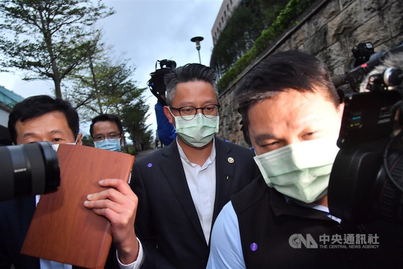 中天電視不服國家通訊傳播委員會(NCC)駁回中天新聞台換照,向法院聲請假處分,台北高等行政法院30日下午開庭審理,旺旺中時媒體集團總裁蔡紹中(中)庭後離去。中央社記者王飛華攝 109年11月30日