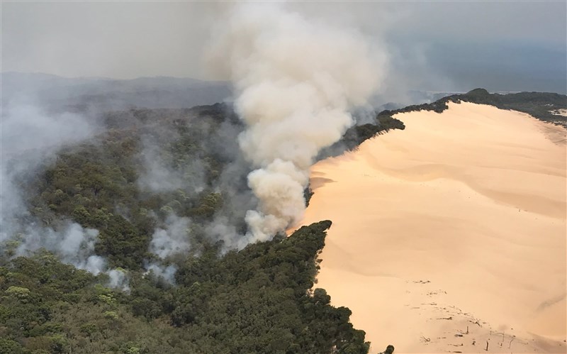 澳洲弗雷澤島爆發的大規模叢林野火持續延燒，已摧毀的林地占全島面積逾4成。（圖取自facebook.com/QldFireandEmergencyServices）