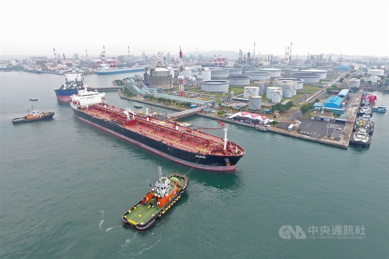 海外探勘40年,中油在查德礦區採出的第一船原油10月從非洲喀麥隆港口出發,11月底運返中油高雄大林廠;中油1日舉辦抵台典禮並公開展示。中央社記者吳家昇攝 109年12月1日