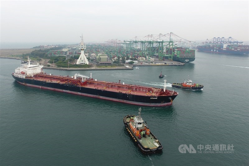 中油在查德礦區採出的第一船原油11月底運返,船隻進入高雄港,運回中油高雄大林廠。中央社記者吳家昇攝 109年12月1日