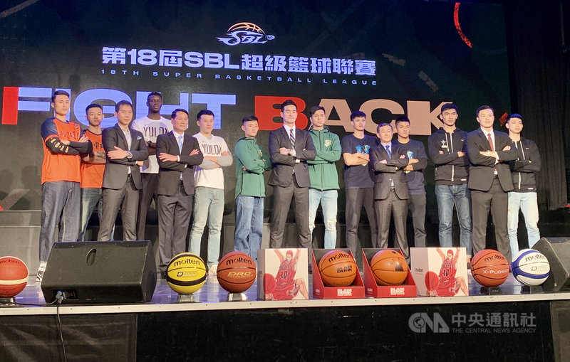 第18季超級籃球聯賽(SBL)將於5日在新莊體育館開打,1日舉行開賽記者會,各球隊都派代表出席,本季將挑戰隊史第6冠的台灣啤酒也成了焦點。中央社記者龍柏安攝 109年12月1日