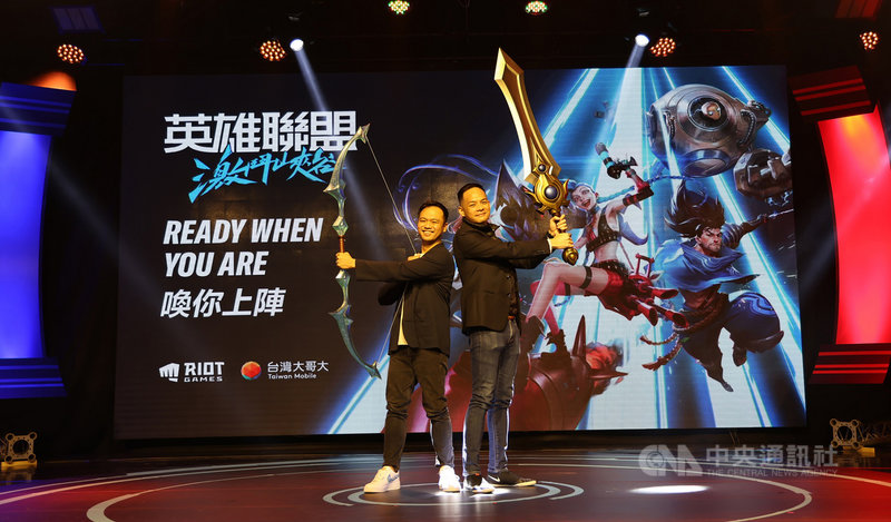 台灣大哥大總經理林之晨(右)與Riot Games東南亞區總經理Justin Hulog(左)攜手開創台灣手遊市場。(台灣大哥大提供)中央社記者江明晏傳真 109年12月1日