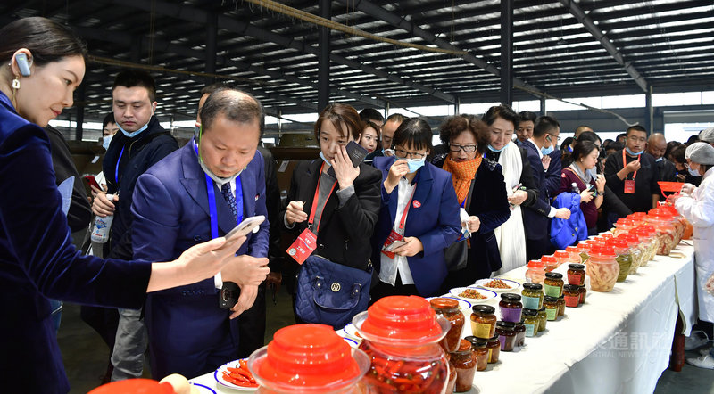 陸媒吹捧中國近日已主導制定泡菜ISO國際標準,並稱韓媒形容為「泡菜宗主國的恥辱」。對此,韓國政府11月30日表示,韓國泡菜已在2001年取得國際標準。圖為11月16日在四川眉山登場的中國泡菜食品國際博覽會。(中新社提供)中央社 109年12月1日