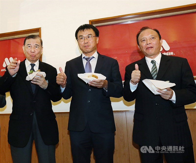 農委會主委陳吉仲(中)、中央畜產會董事長林聰賢(右)1日到摩斯漢堡門市頒發「臺灣豬」證明標章後,與東元集團會長黃茂雄(左)一起享用店內餐點。中央社記者郭日曉攝 109年12月1日