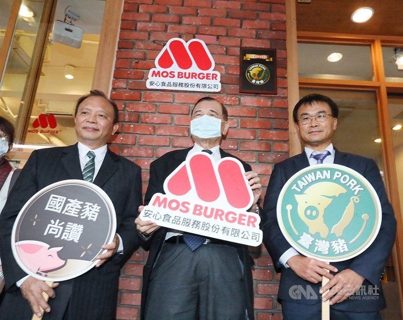 農委會建置的「臺灣豬證明標章」11月起受理申請、12 月開始張貼,1日特選在台灣摩斯漢堡創始店舉行記者會,農委會主委陳吉仲(右)、中央畜產會董事長林聰賢(左)出席,見證首張「臺灣豬」證明標章懸掛張貼,並與東元集團會長黃茂雄(中)合影宣傳。中央社記者郭日曉攝 109年12月1日