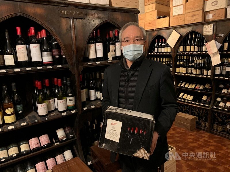 中國經濟霸凌澳洲,向澳洲葡萄酒實施高額保證金,引發全球反彈,駐教廷大使李世明昨天前往購買一大箱澳洲葡萄酒,以實際行動挺澳。(圖取自駐教廷大使館臉書)中央社記者黃雅詩羅馬傳真 109年12月2日
