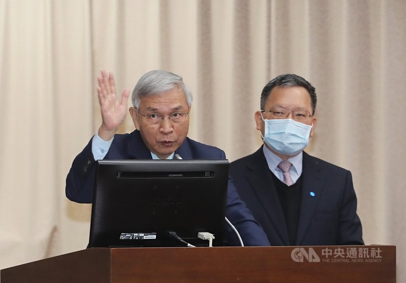 房市相關指標持續暢旺,中央銀行總裁楊金龍(左)2日在立法院表示,房市有回溫趨勢,但目前不是說「打房」,而是要「打炒房」;財政部長蘇建榮(右)也說,不想用打房字眼,應該是讓房市合理化。中央社記者裴禛攝 109年12月2日