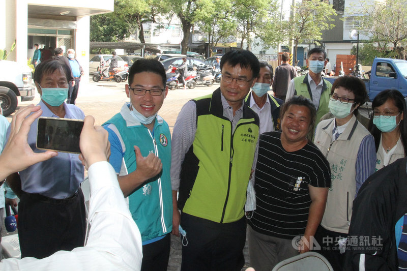 行政院農委會主委陳吉仲(前左3)2日到台南市柳營區了解農民申辦停灌補償情形,應農民要求合影留念。中央社記者楊思瑞攝 109年12月2日