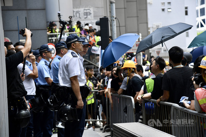 2019年6月21日,香港「反送中」示威者包圍位於灣仔的警察總部,抗議警方之前處理示威行動的手法。黃之鋒等人被控在這場集會中涉嫌「煽惑他人明知而參與未經批准集結」罪。(中通社提供)中央社 109年12月2日