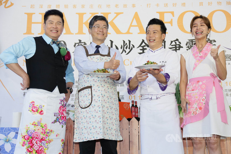客家委員會2日舉辦「2020客家小炒全國爭霸賽」開跑記者會,藝人曾國城(左)、名廚邱寶郎(右2)及廣播主持人陳明珠(右)等人現場示範客家經典菜色「客家小炒」。(客委會提供)中央社記者張雄風傳真 109年12月2日